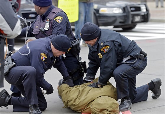 Clevelandská policie pouívá nadmrn násilí, na ilustraním snímku zatýká 25. listopadu demonstranta