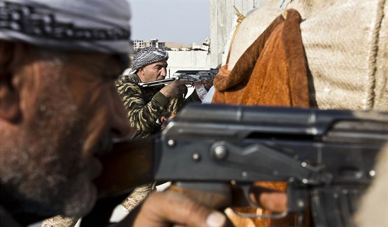 len Syrské svobodné armády (vepedu) a len pemerg v Kobani (19. listopadu...