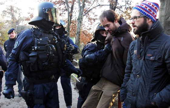 Policie asistovala pi vyklízení squatu na praském ikov (9.12.2014)