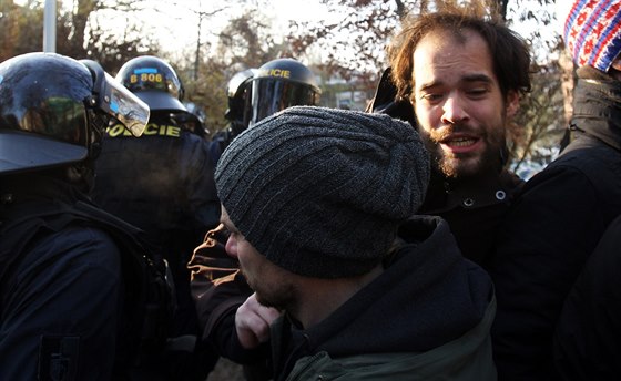 Policie asistovala pi vyklízení squatu na praském ikov (9.12.2014)