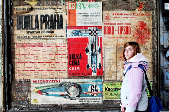 Dobové plakáty si prohlédla i kolemjdoucí Dominika Novotná.