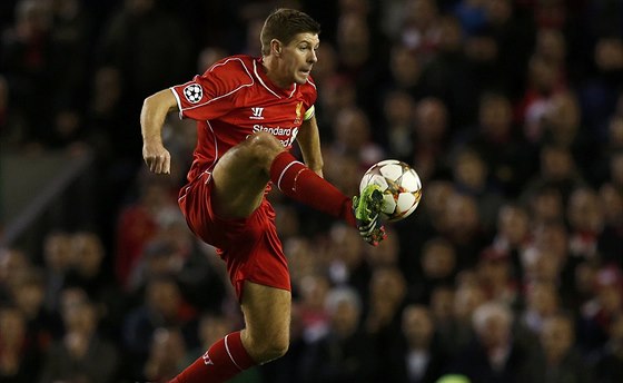 OPORA TÝMU. Kapitán Liverpoolu Steven Gerrard v zápase proti Basileji.