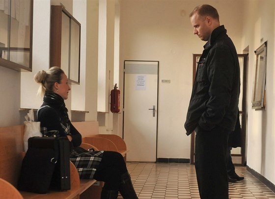Martina a Martin Váchovi ekají na zajájení soudního líení. (1. prosince 2014)