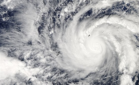 K filipínským behm se blíí tajfun Hagupit (4. prosince 2014)
