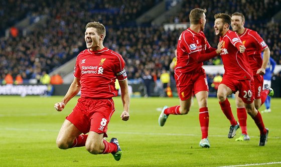 NA KOLENA. Steven Gerrard slaví gól v dresu Liverpoolu. 