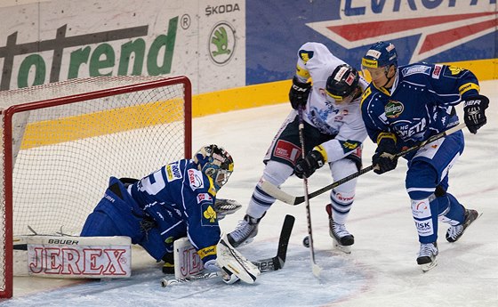 Branká Komety Martin Falter elí anci libereckého Jaroslava Vlacha. 