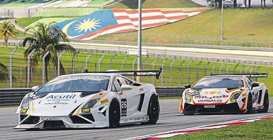 Tomá Pivoda v Sepangu za volantem bíloerného lamborghini (. 26).