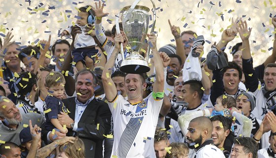 Robbie Keane s pohárem v ruce se raduje se spoluhrái z Los Angeles Galaxy z...