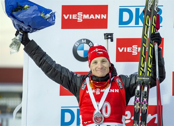 Ondej Moravec se stíbrnou medailí ze sprintu Svtového poháru v Östersundu.