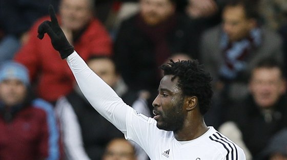 Wilfried Bony se raduje z gólu jet v dresu Swansea, ze které pestoupil do Manchesteru City.