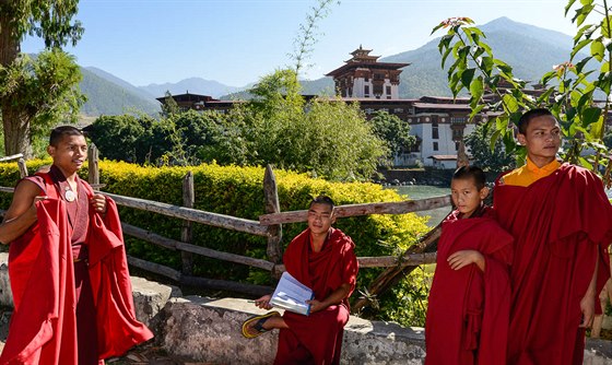 Mladí mnii ped kláterem v Punakha