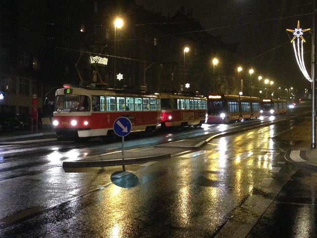 Kolona tramvají v Dejvicích