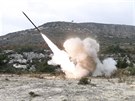 Povstalci v syrsk provincii Latkii vypaluj raketu (5. prosince 2014).