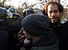Policie asistovala pi vyklízení squatu na praském ikov (9.12.2014)