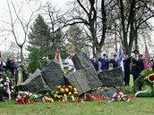 Pomník padlých policist a hasi na praském Karlov.