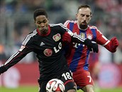 Franck Ribry (vpravo) z Bayernu Mnichov nahn Wendella z Leverkusenu.