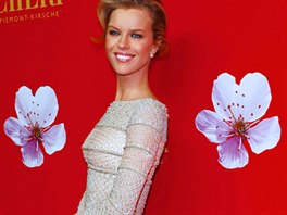 Supermodelka Eva Herzigov ve veernch atech z haute couture kolekce Ralph &...