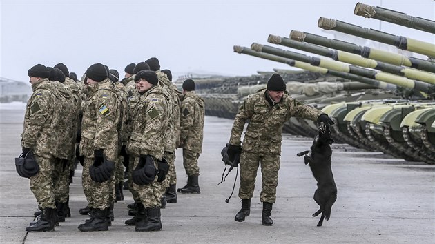 Ukrajint vojci na zkladn u uhujivu (6. prosince 2014)