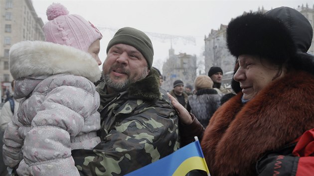 Pivtn ukrajinskch dobrovolnk v Kyjev (6. prosince 2014)