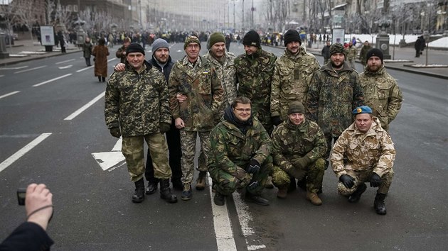 Pslunci batalionu Kyjev 12 pzuj v ukrajinsk metropoli po nvratu z fronty (6. prosince 2014)
