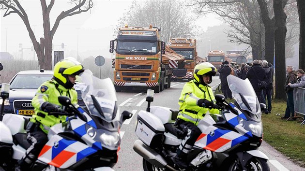 Konvoj s troskami malajsijskho boeingu dorazil na nizozemskou zkladnu Gilze-Rijen (9. prosince 2014)