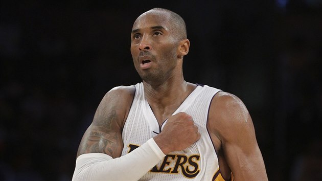 Kobe Bryant se bije do hrudi v utkn s Torontem.