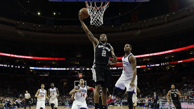 Zakonuje Kawhi Leonard ze San Antonia, kouk na nj Brandon Davies z Philadelphie.