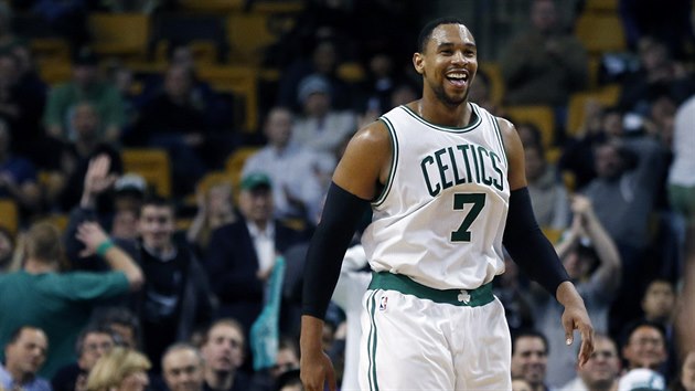 TREFIL JSEM TROJKU. Jared Sullinger z Bostonu se spokojen usmv.