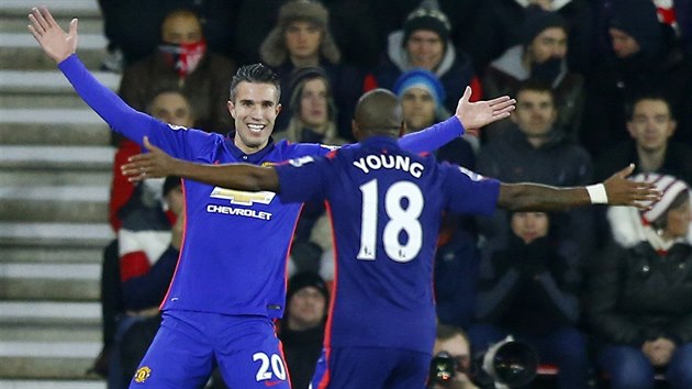 Robin van Persie se raduje z gólu, s gratulací pospíchá Ashley Young.