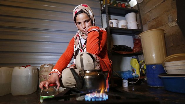 Syrsk dvka va aj v uprchlickm tboe Ztar v Jordnsku (7. prosince 2014).