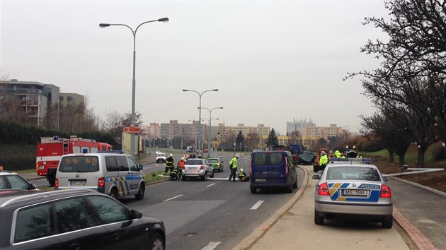 Sloup s dopravnm znaenm spadl v praskch Bohnicch ped projdjc auto. (1.12.2014)