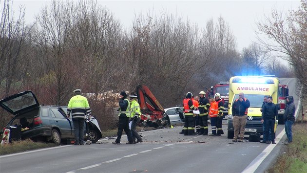 Na silnici slo 9 severn od Lbeznic se srazil osobn vz s nkladnm. idi felicie nehodu nepeil (4.12.2014)