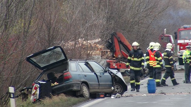 Na silnici slo 9 severn od Lbeznic se srazil osobn vz s nkladnm. idi felicie nehodu nepeil (4.12.2014)