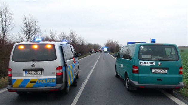 Na silnici slo 9 severn od Lbeznic se srazil osobn vz s nkladnm. idi felicie nehodu nepeil (4.12.2014)
