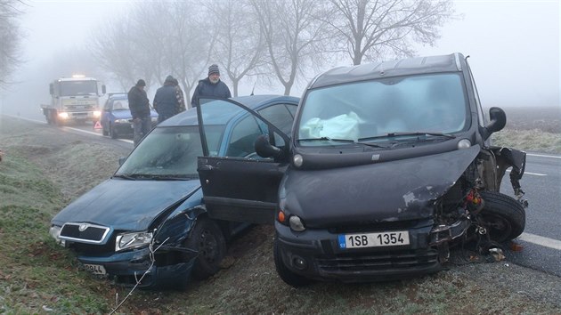 Na zmrzl vozovce u Nehvizd bouralo rno hned pt aut (9.12.2014)