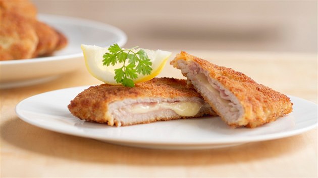 Cordon bleu - telecí kapsa plněná sýrem a smažená v trojobalu