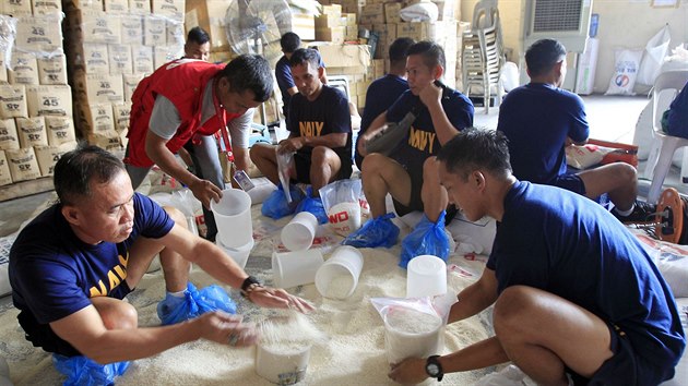 Vojci a dobrovolnci pipravuj potravinov balky v hlavnm mst Manile ped pchodem tajfunu Hagupit (6. prosince 2014).