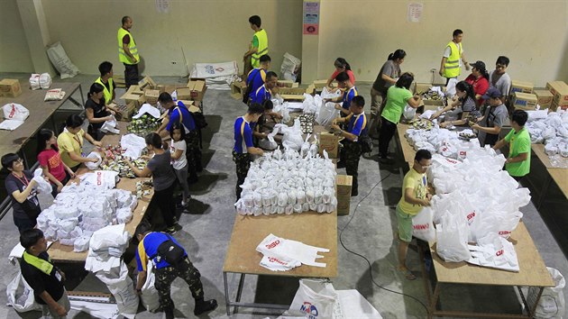 FIlipnt vojci a dobrovolnci pipravuj balky pomoci jet pedtm, ne tajfun Hagupit zashne pevninu (6. prosince 2014).