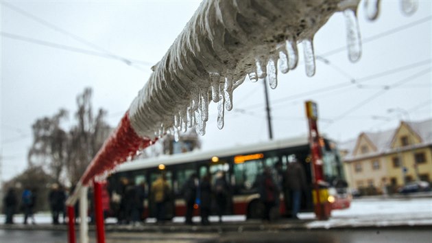 Ledová námraza ochromila především železniční a městskou veřejnou dopravu. Snímek je z pražských Petřin. (2. prosince 2014)