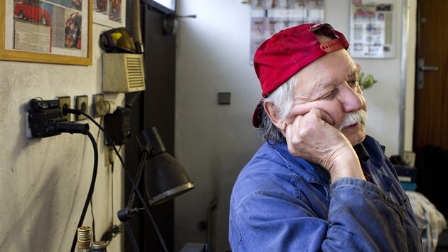 Jiří Kubíček ve své autodílně v pražských Ďáblicích