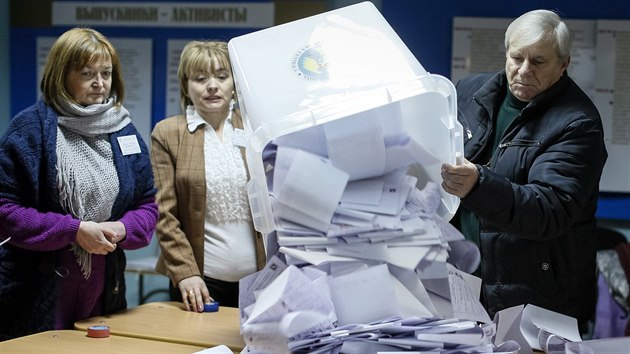 Volebn komise v jedn z volebnch mstnost v hlavnm moldavskm mst Kiinv (30. listopadu 2014)