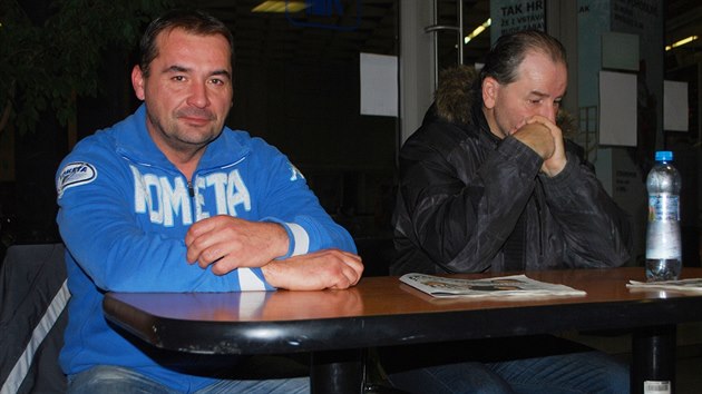 Martin Rus z Brna (vlevo) uvzl v ostravskm hlavnm ndra na estnct hodin a v ekrn strvil i noc. (2. prosince 2014)