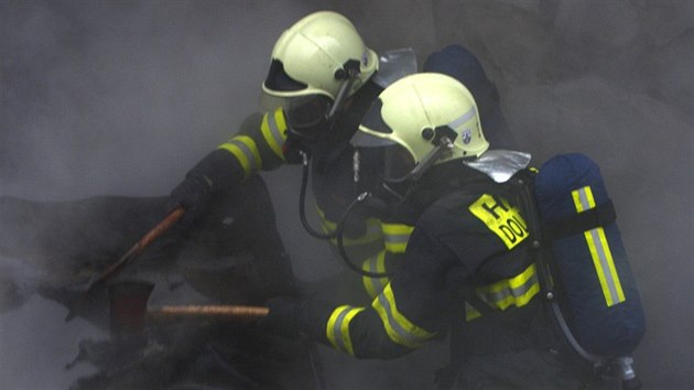 Dky hasim se plameny nerozily na celou chatu Barborka. (4. prosince 2014)