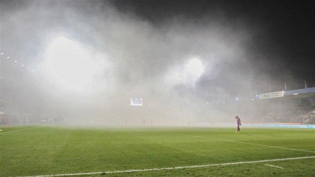 Pyrotechnika v hlediti fotbalovho stadionu