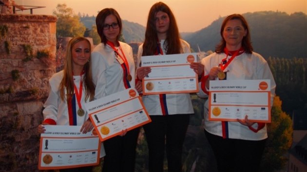 Studentky i jejich uitelky ze Stedn koly gastronomie a slueb Nov Paka pivezly tyi medaile ze Svtovho pohru kucha a cukr v Lucembursku.