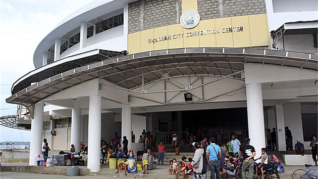 Kongresov a veletrn centrum ve filipnskm Taclobanu slou jako evakuan centrum (4. prosince 2014)