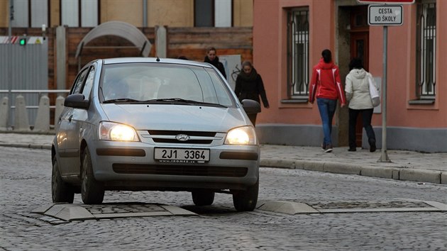 Retardr v jihlavsk Kov ulici. Mnoha idim se zd nebezpen.