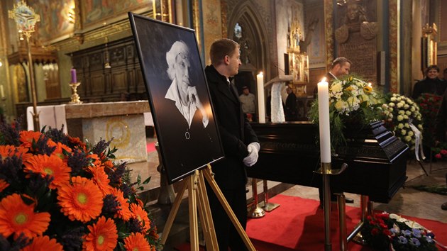 Petra Hapku na posledním rozloučení připomíná velká fotografie (Praha, Vyšehrad, 4. 12. 2014)