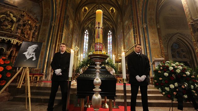 Katafalk s ostatky Petra Hapky (Praha, Vyšehrad, 4. 12. 2014)