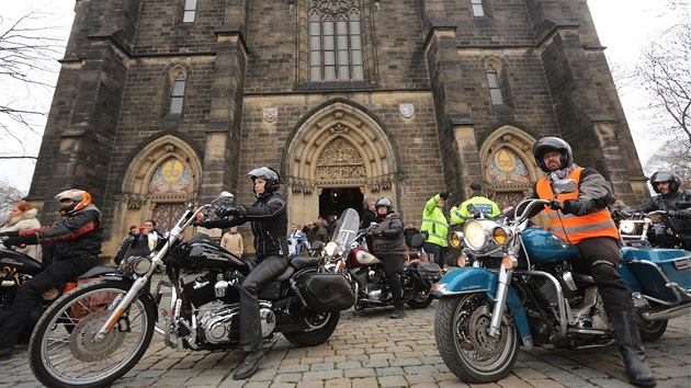 Posledního rozloučení s Petrem Hapkou se zúčastnili i motorkáři (Praha, Vyšehrad, 4. 12. 2014)